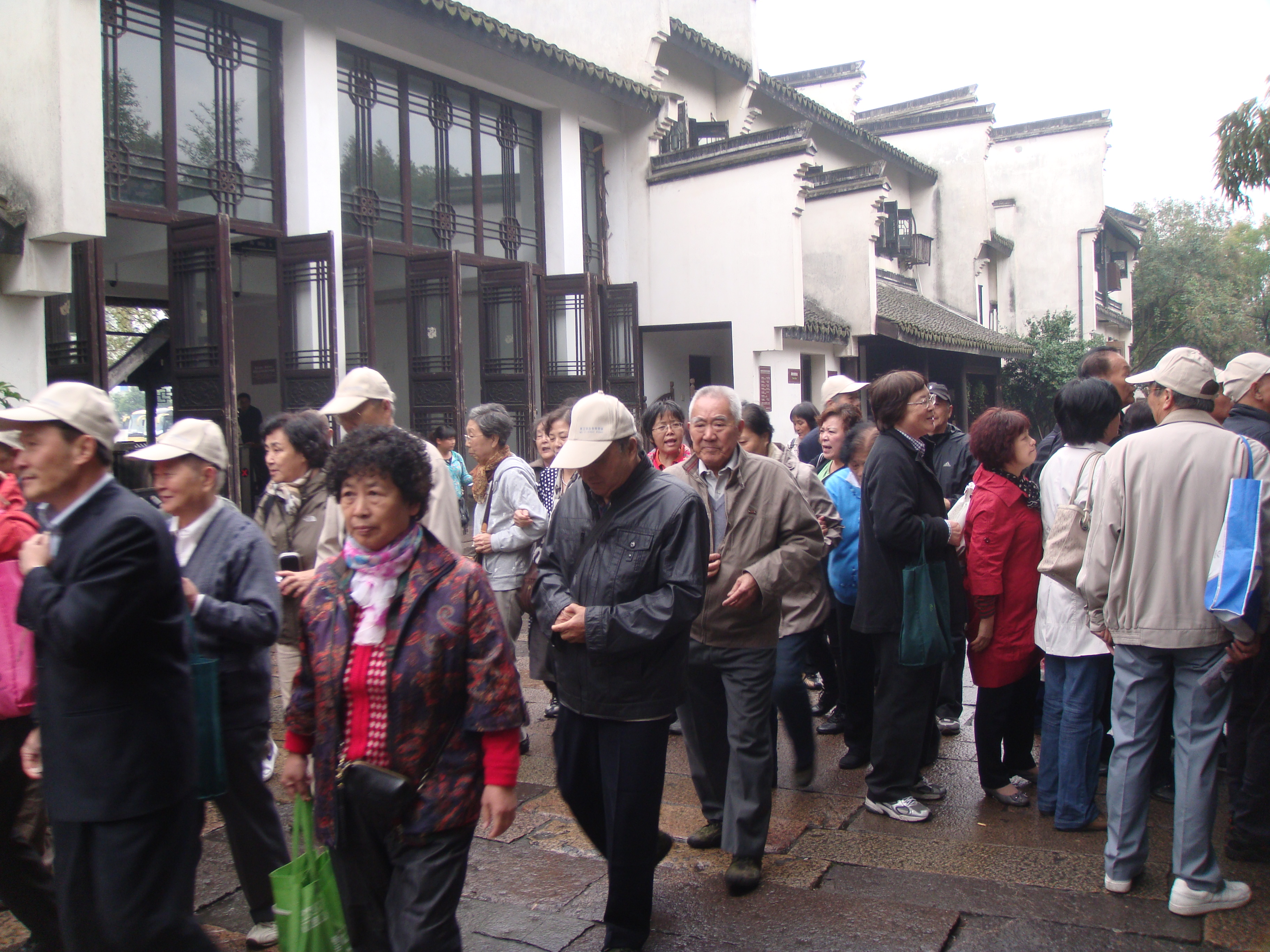 老人节乌镇活动(2012年10月30日，秋高气爽，桂花飘香。学校组织离退休教师60余人前往江南水乡-乌镇开展重阳节参观考察活动。).JPG