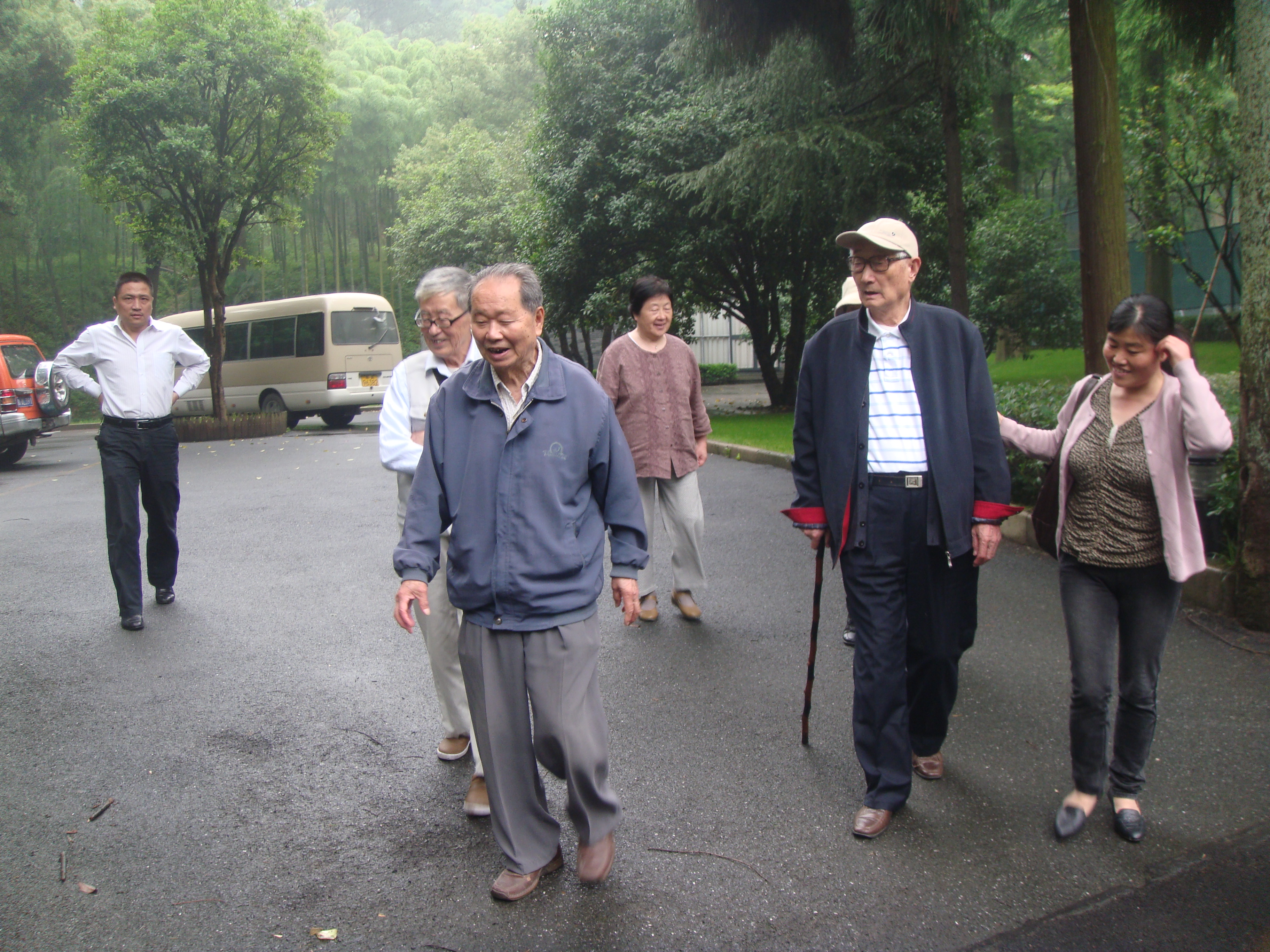 离休支部东明山考察（2012年5月25日，离休支部考察余杭区东明山森林 公园，董事长张炳林为老同志详细介绍了东明山的历史遗产及东明山开发规划。）.JPG